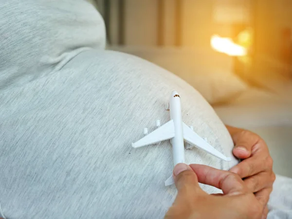 Mulher Grávida Com Avião Modelo Barriga Conceito Viagem Grávida — Fotografia de Stock