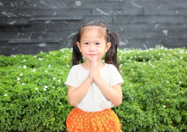 Porträt Eines Asiatischen Mädchens Traditioneller Thailändischer Kleidung Das Betet — Stockfoto