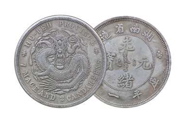 Vintage gümüş Çin 7 mace ve 2 Candereens akciğer Kiang eyaleti Çin'de, beyaz arka plan üzerinde izole 1889 yaklaşık sikke