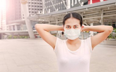 Kirliliği ve grip genel alanda korumak için koruyucu maske giyen kadın.