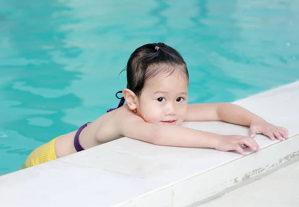 Porträt Glücklich Über Kleines Mädchen Schwimmbad — Stockfoto