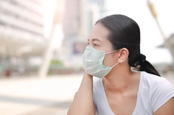 Kvinna Som Bär Skyddande Mask För Att Skydda Föroreningar Och — Stockfoto
