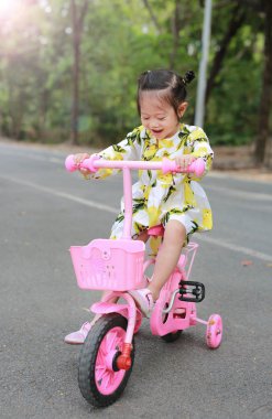 Sevimli küçük çocuk kız binicilik bisiklet park