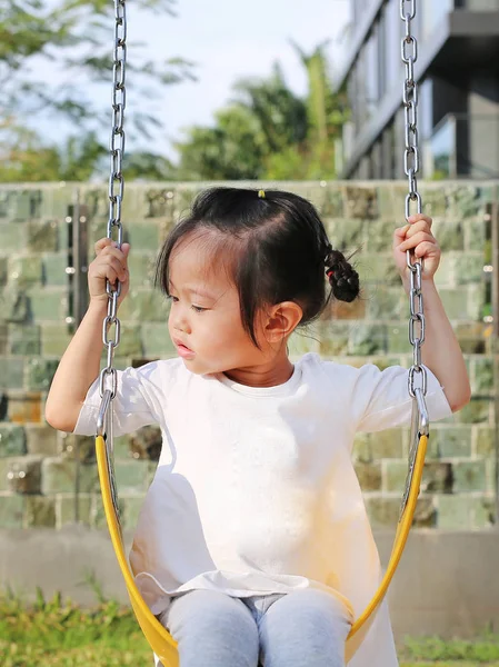 Bedårande Barn Flicka Som Leker Gungan Lekparken — Stockfoto