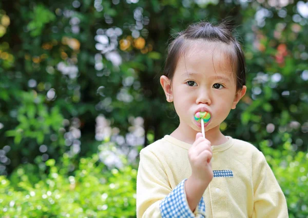 Kind Meisje Geniet Van Lollipop Snoep Eten Het Park — Stockfoto