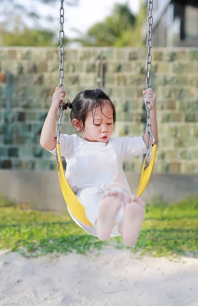 Schattige Kinderen Meisje Spelen Schommel Speeltuin — Stockfoto