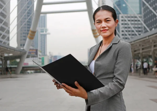 Belle Femme Affaires Feuille Couverture Ouverte Dans Ses Mains Extérieur — Photo