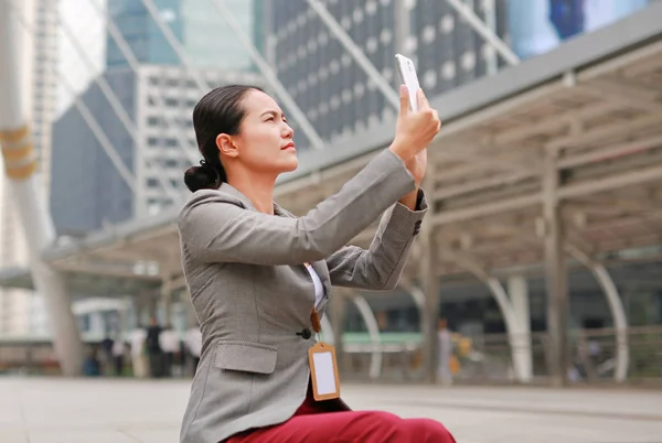 Beautiful Business Woman Sitting Using Smartphone Her Hands Outdoors — Stock Photo, Image