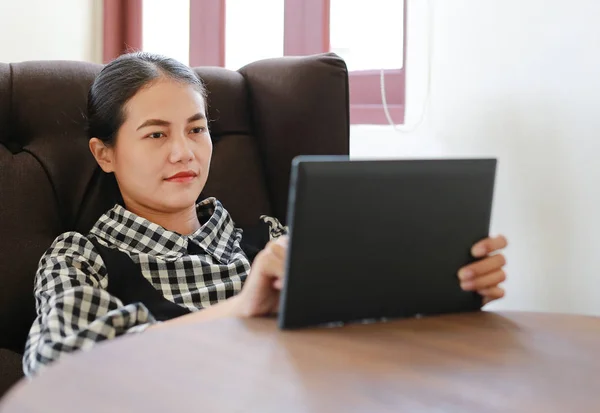 Close Young Asian Woman Using Tablet Library — Stock Photo, Image