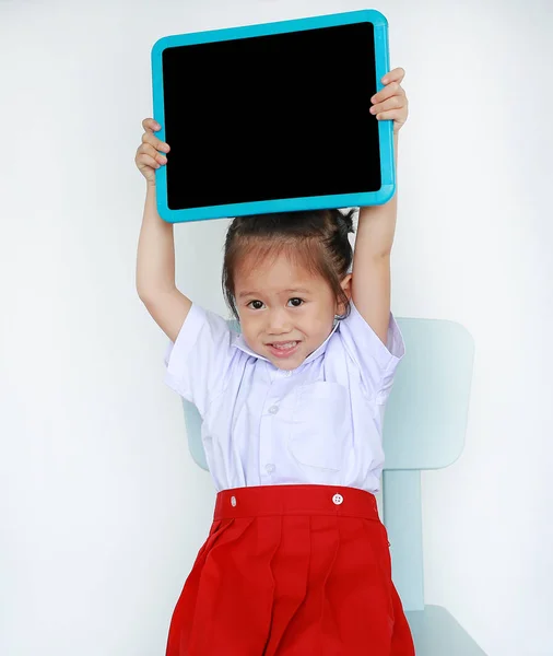 Азіатський Дитини Шкільну Форму Проведення Порожній Blackboard Ізольовані Білому Тлі — стокове фото