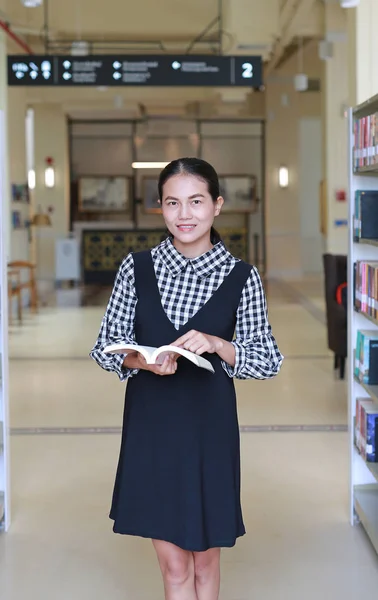 Jovem Mulher Asiática Lendo Livro Biblioteca — Fotografia de Stock