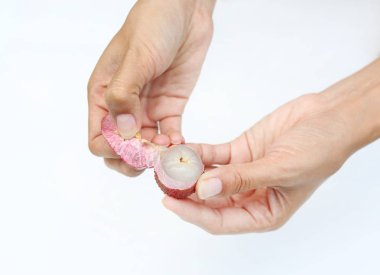 Beyaz arka plan üzerinde izole lychees peeling eller