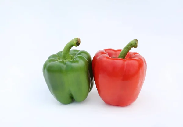 Grüne Und Rote Paprika Isoliert Auf Weißem Hintergrund — Stockfoto