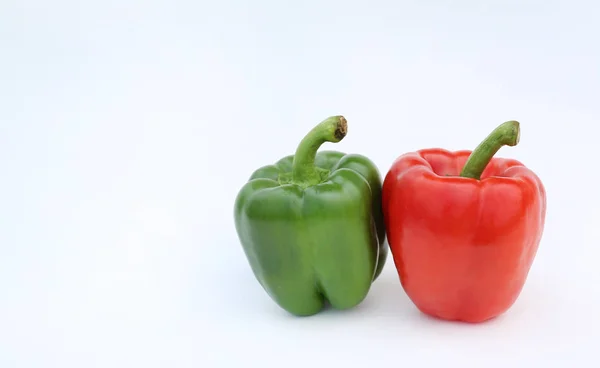 Grüne Und Rote Paprika Isoliert Auf Weißem Hintergrund — Stockfoto
