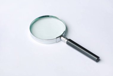 Büyüteç beyaz arkaplanda izole edilmiş