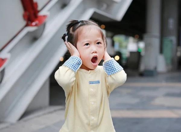 Grappige Emotie Schattig Kindje Meisje Haar Oren Afsluiten Hand Haar — Stockfoto