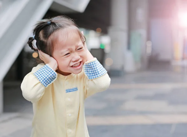Legrační Emoce Roztomilé Malé Dítě Dívka Vypínání Uši Držela Ruku — Stock fotografie