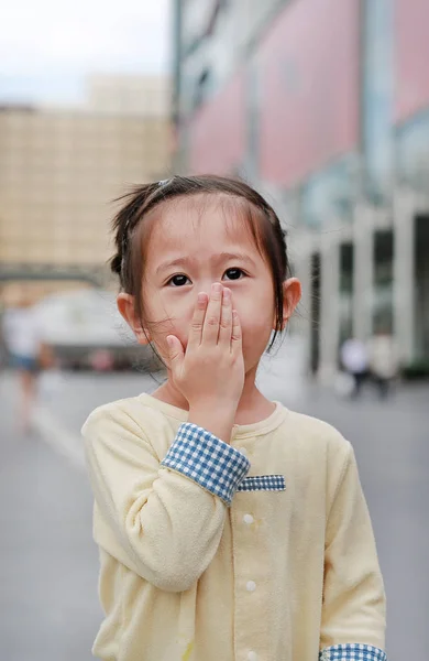 Liten Asiatisk Tjej Som Täcker Munnen Och Näsan Med Handen — Stockfoto
