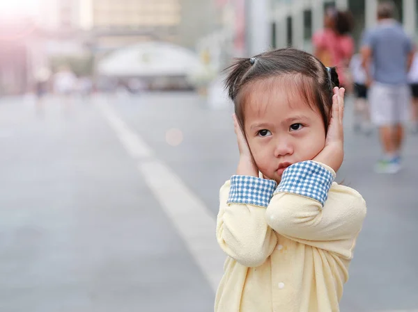 Schattig Klein Kind Meisje Haar Oren Afsluiten Met Haar Handen — Stockfoto