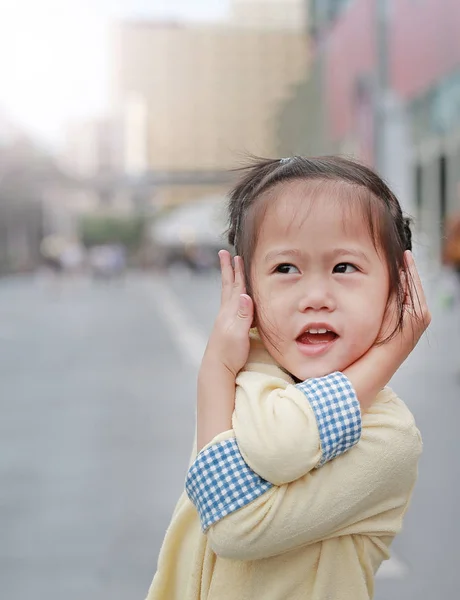 Enfant Fille Fermer Ses Oreilles Avec Sourire — Photo