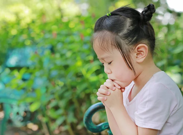 Kid Girl Praying Garden — Stock Photo, Image