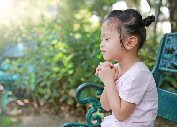 Anak Perempuan Berdoa Kebun — Stok Foto