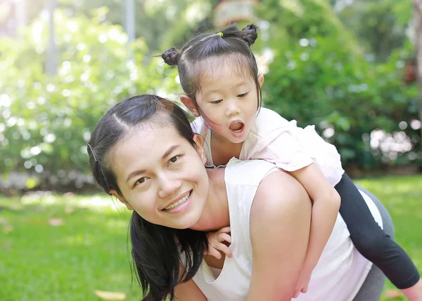 Menina Feliz Parte Trás Sua Mãe Jardim — Fotografia de Stock