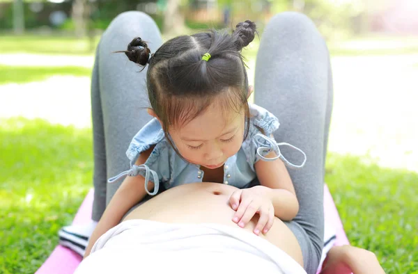 Gelukkig Kind Aanraken Van Buik Van Zwangere Vrouwen Tuin — Stockfoto