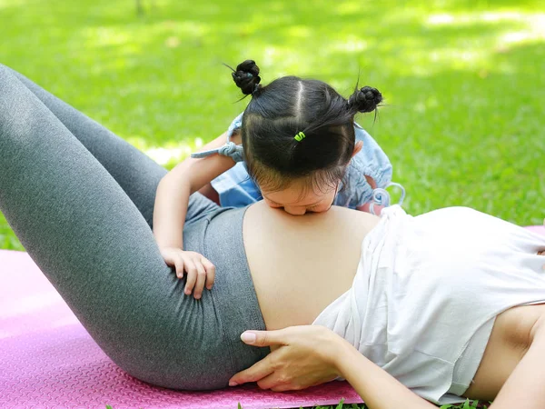 Ευτυχισμένο Παιδί Φιλώντας Την Κοιλιά Των Εγκύων Γυναικών Στον Κήπο — Φωτογραφία Αρχείου