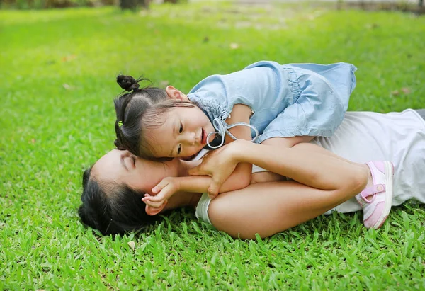 庭で遊ぶ母と子の女の子 — ストック写真