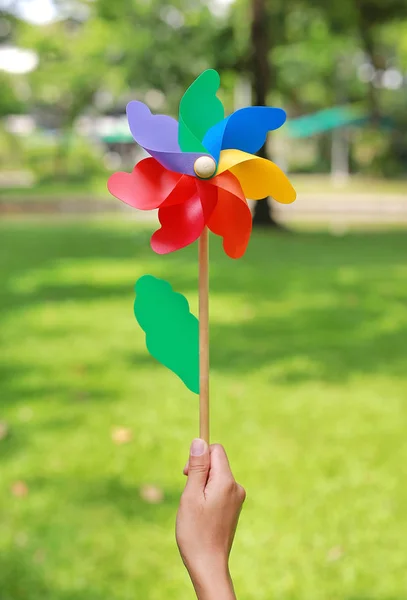 Hand Met Kleurrijke Pinwheel Tuin — Stockfoto