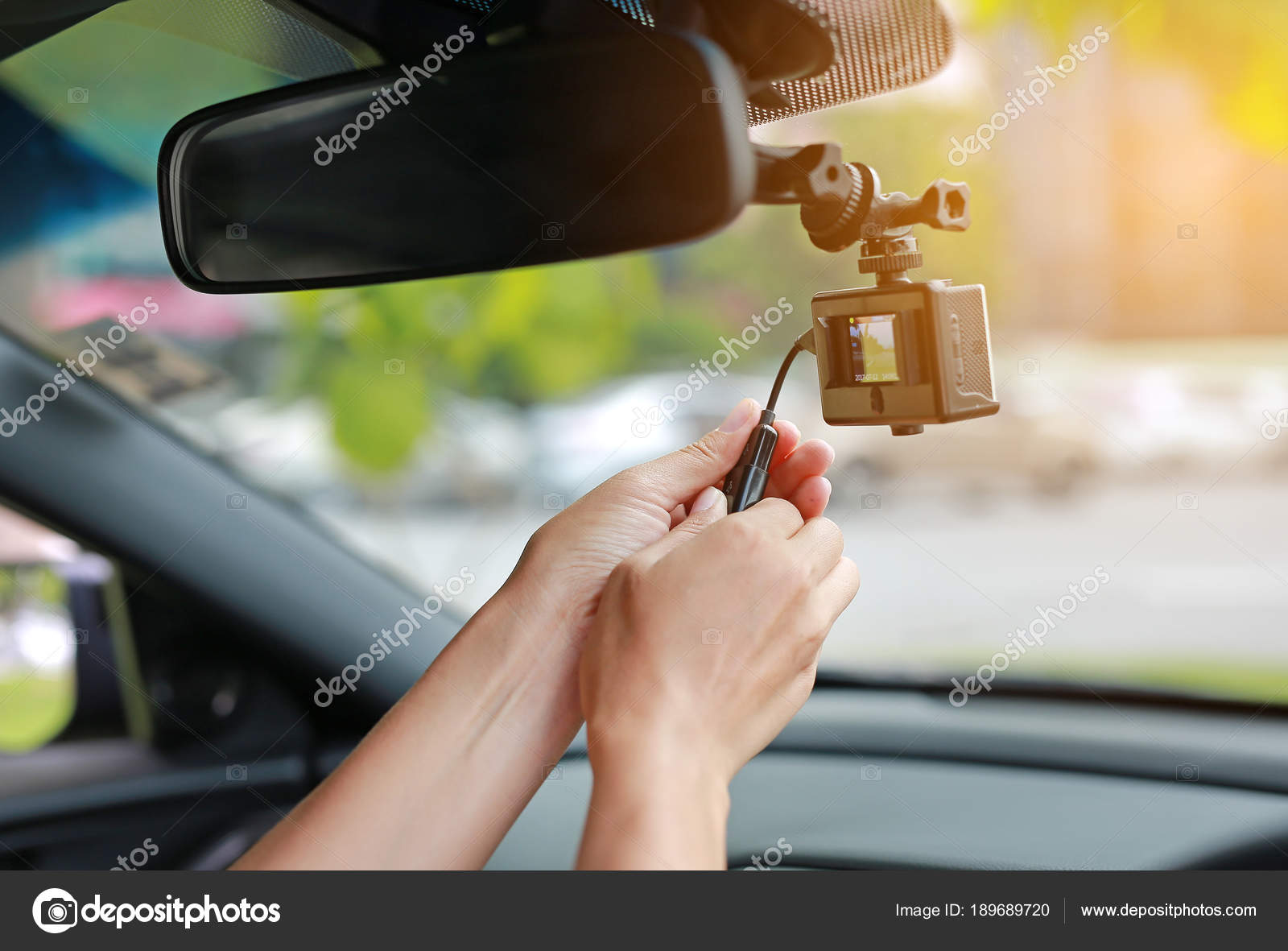 https://st3.depositphotos.com/12318692/18968/i/1600/depositphotos_189689720-stock-photo-hands-installation-front-camera-car.jpg