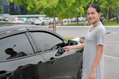 Uzaktan kumandanın düğmesine basarak kadınlar kilitlemek veya araba kilidini açmak