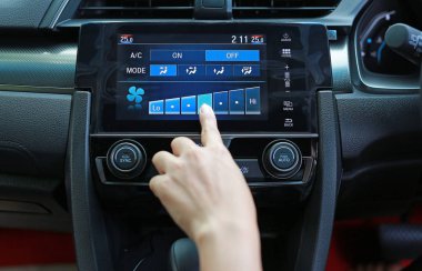 Düğmesine basarak parmak hızını Klima modern araba tablosu içinde ayarlama