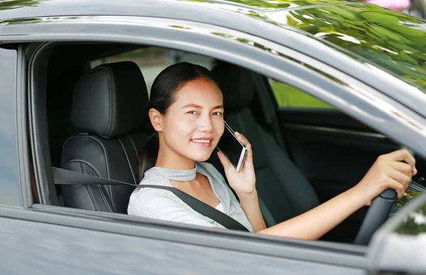 Araba Kullanırken Telefonda Konuşurken Esmer Genç Kadın — Stok fotoğraf