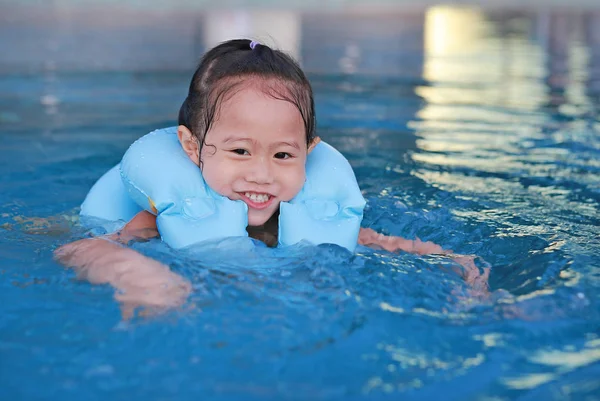 Mutlu Küçük Kız Can Simidi Havuzunda Yüzüyor — Stok fotoğraf