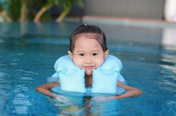 Potret Gadis Kecil Asia Kolam Renang — Stok Foto