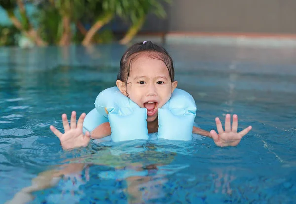 Glückliches Kleines Mädchen Schwimmt Schwimmbecken Rettungsbecken — Stockfoto