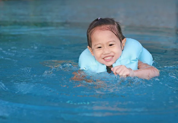 Счастливая Маленькая Девочка Плавает Бассейне Спасательном Жилете — стоковое фото