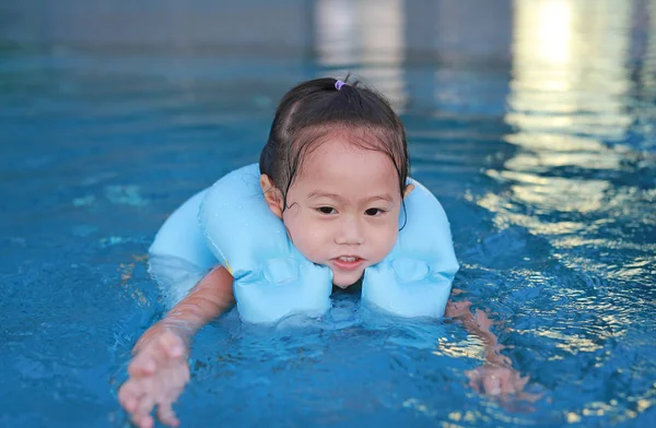Şişme Bebek Havuzda Oynarken Asyalı Küçük Kız Portresi — Stok fotoğraf