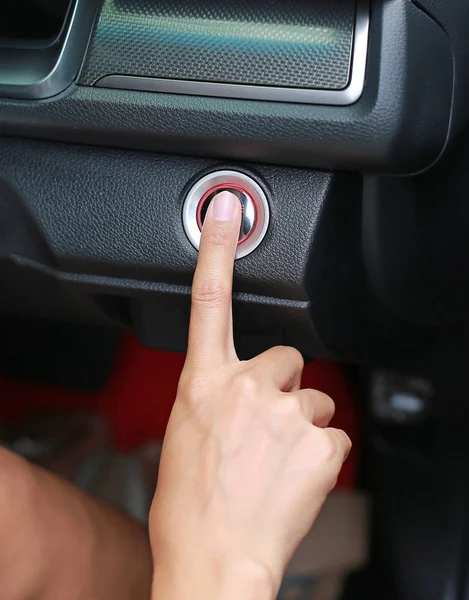 車エンジン スタート ストップ ボタンを使用して手を閉じる — ストック写真