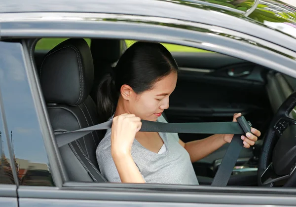 Retrato Uma Jovem Mulher Asiática Dentro Carro Usando Cinto Segurança — Fotografia de Stock