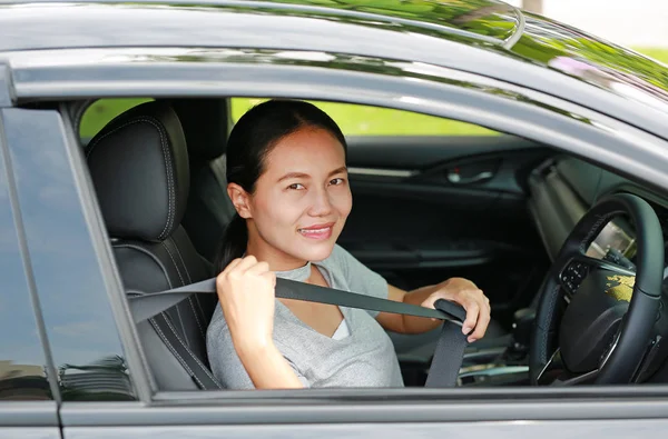 Портрет Молодої Азіатки Всередині Автомобіля Використовуючи Ремінь Безпеки Перед Водінням — стокове фото