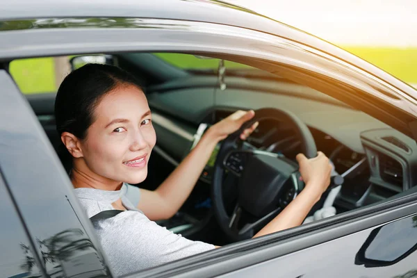 Sonriendo Joven Asiático Mujer Coche Mientras Conduce —  Fotos de Stock