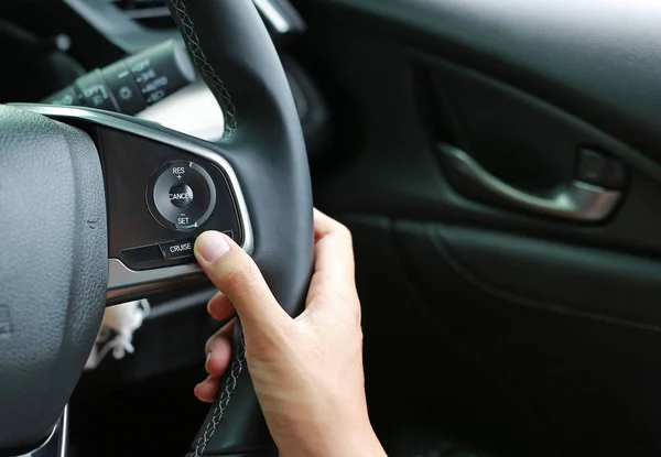 手使用巡航控制按钮在现代汽车和速度限制 — 图库照片