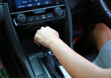 vites deiimi ve bir arabayı kullanan kadın sürücü