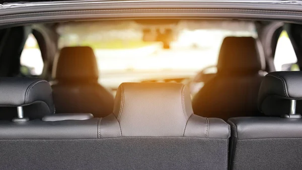 Widok Wewnątrz Samochodu Hatchback Drzwi Przodu Promienie Światła Słonecznego — Zdjęcie stockowe