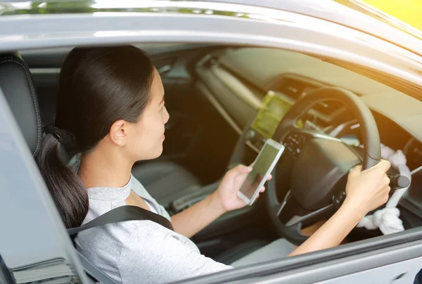 Conductor Mujer Usando Teléfono Móvil Mientras Conduce Coche — Foto de Stock