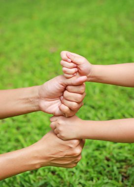 Anne ve kızı eller bahçede