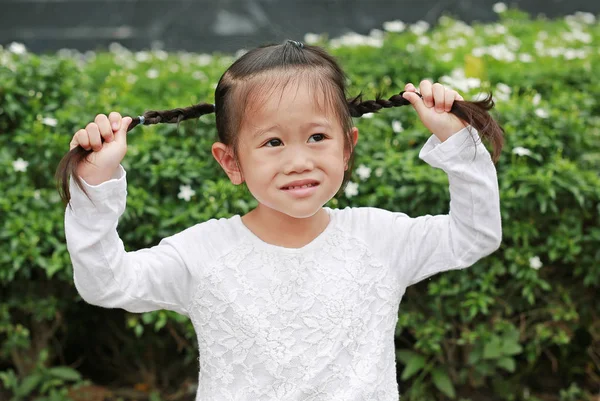 Porträt Eines Asiatischen Mädchens Mit Zöpfen Ihr Haar Ist Zwei — Stockfoto